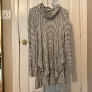 High low thermal cowl neck top. Side slits and stitched details on the front.